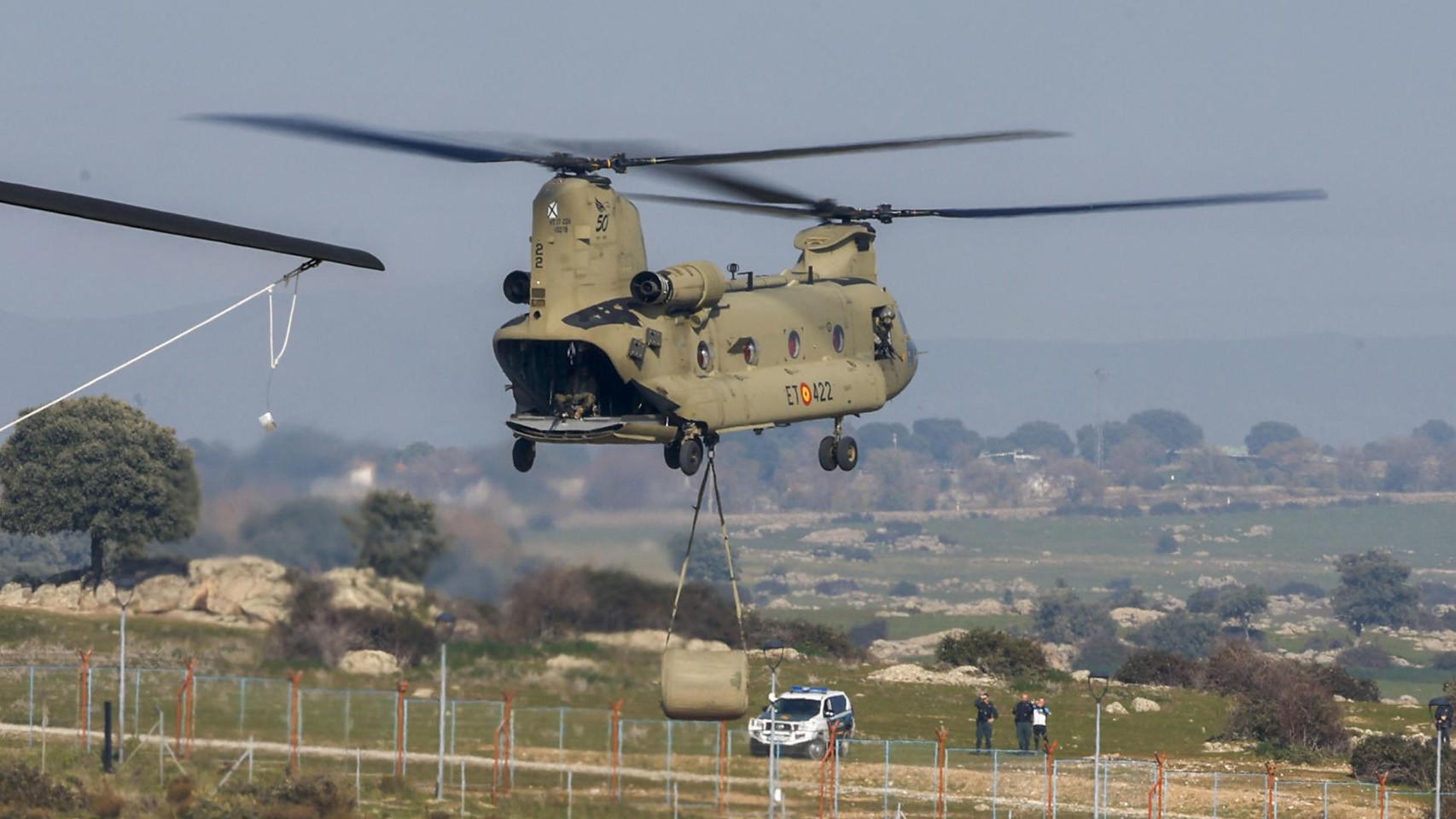 Helicóptero Chinook con Felipe VI a bordo en pleno vuelo.