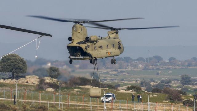 Helicóptero Chinook con Felipe VI a bordo en pleno vuelo.