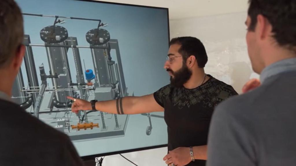 Técnicos de Qaptis explicando el funcionamiento del sistema