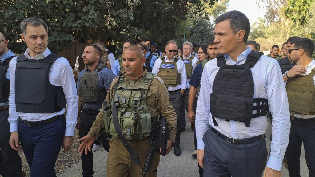 Pedro Sánchez (d) y el primer ministro belga (i), escuchan a un mando militar israelí.