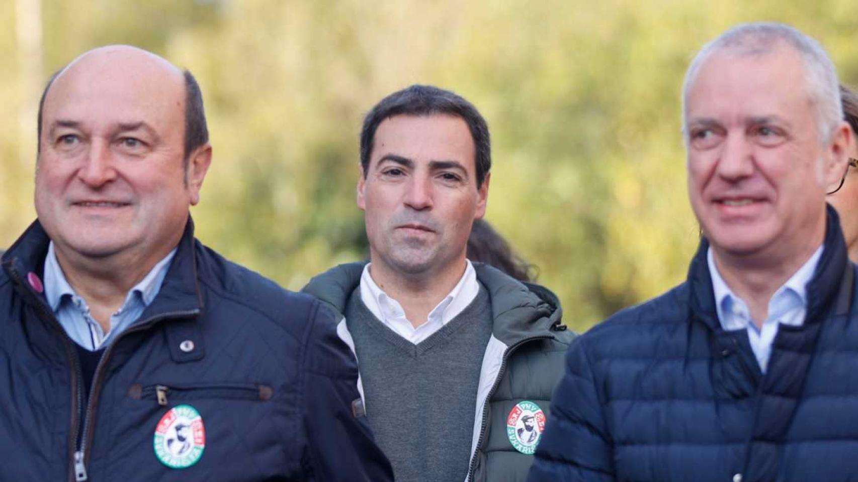 El nuevo candidato del PNV a lehendakari, Imanol Pradales, franqueado por Andoni Ortuzar e Iñigo Urkullu, en un acto el pasado domingo.