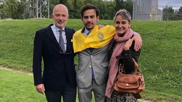 Lukas Sajonia-Coburgo Royo-Villanova junto a sus padres, Kubrat Sajonia-Coburgo y Carla Royo-Villanova, el día de su graduación en Medicina, en 2021.