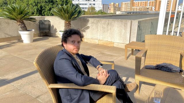 Alessandro Pugno, director de cine, tras la entrevista con EL ESPAÑOL de Sevilla.