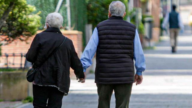 Imagen de archivo de unos abuelos.