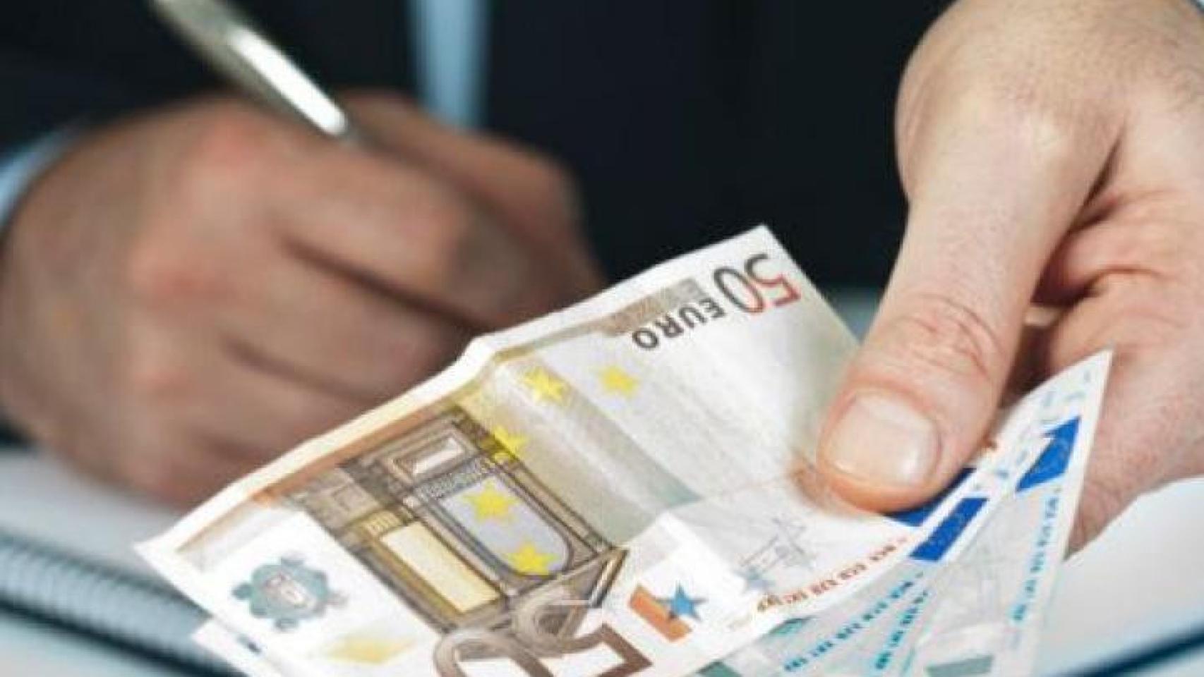 Una persona contando billetes