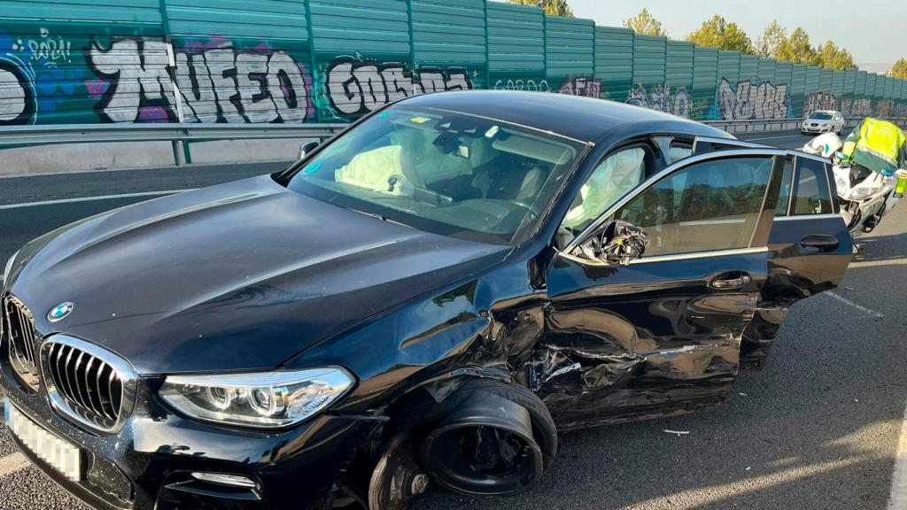 Uno de los vehículos implicado en el accidente ocurrido este domingo en la autovía A-30.