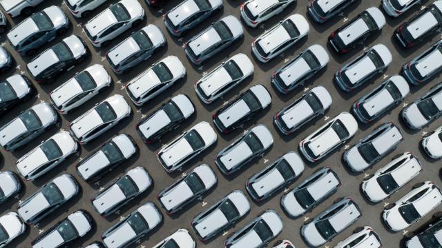 Vista aérea de coches recién fabricados.