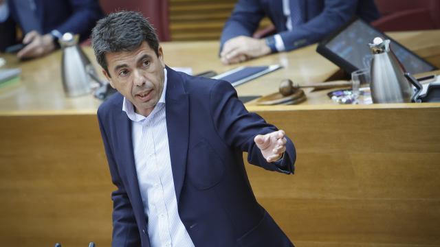 El presidente de la Generalitat Valenciana, Carlos Mazón, en el pleno de Les Corts