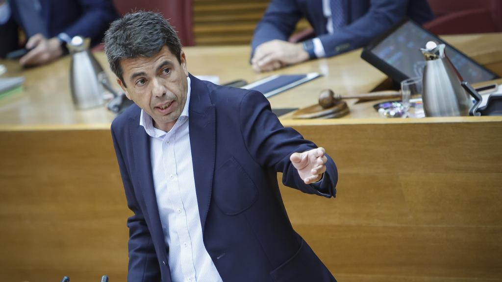 El presidente de la Generalitat Valenciana, Carlos Mazón, en el pleno de Les Corts