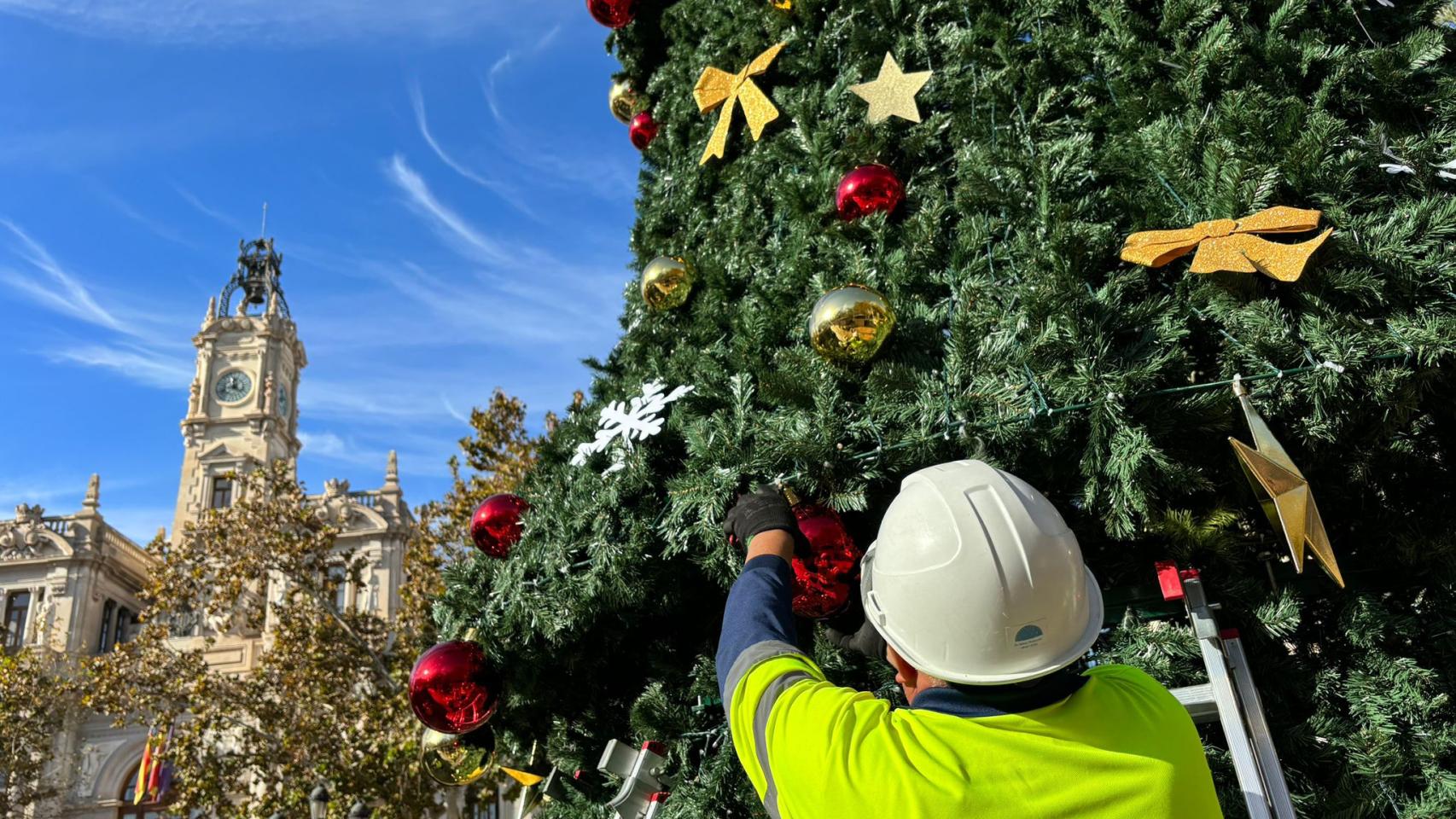 El árbol de Navidad instalado en la plaza del Ayuntamiento. EE
