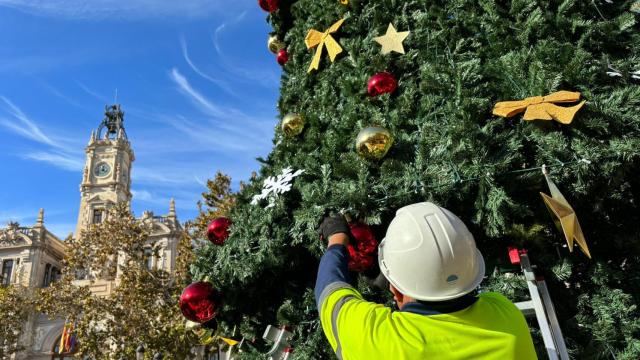 El árbol de Navidad instalado en la plaza del Ayuntamiento. EE