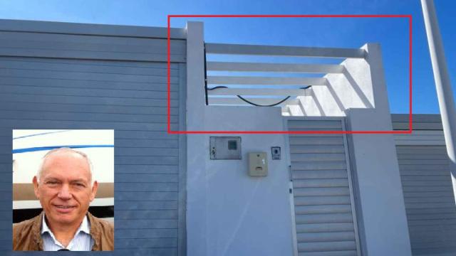 Juan Granell, en un fotomontaje junto a una de las viviendas de la urbanización.