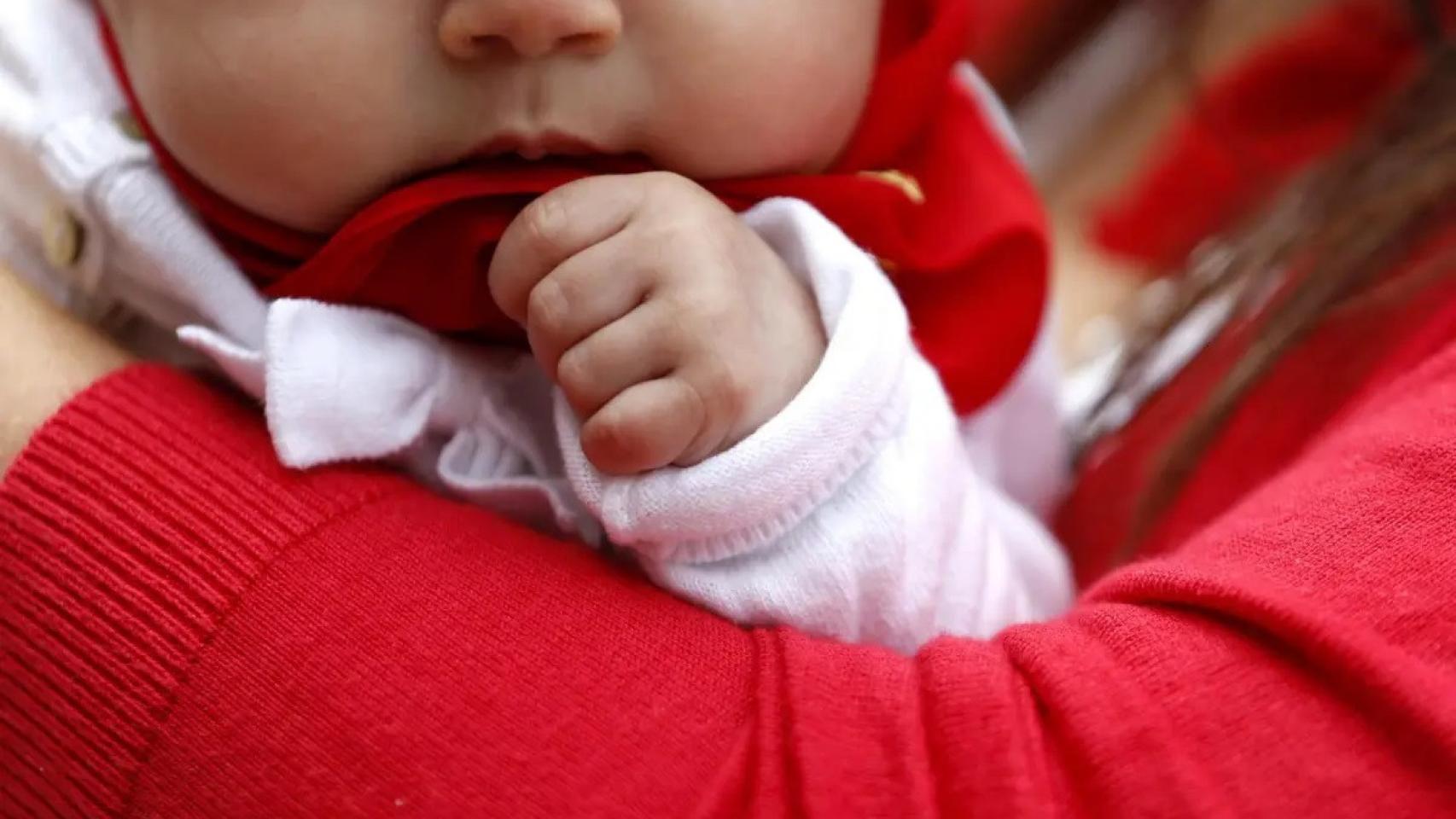 Imagen de archivo de un bebé en brazos. Efe / Javier Lizón