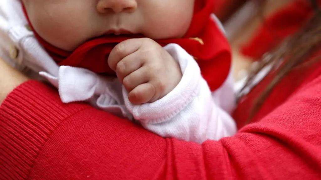 Imagen de archivo de un bebé en brazos. Efe / Javier Lizón