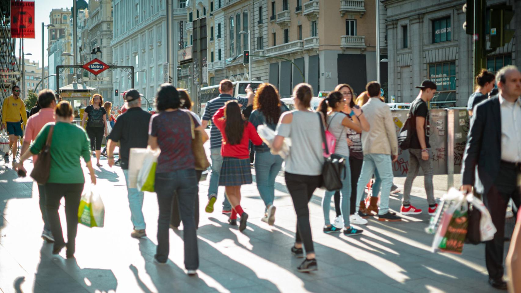 Varios peatones pasean por la Gran Vía, en Madrid.