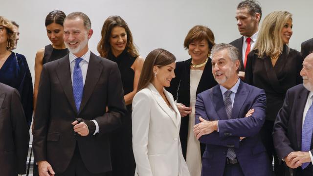 El rey Felipe VI, la reina Letizia, Carlos Alsina y otros invitados en la entrega del premio de periodismo Francisco Cerecedo.