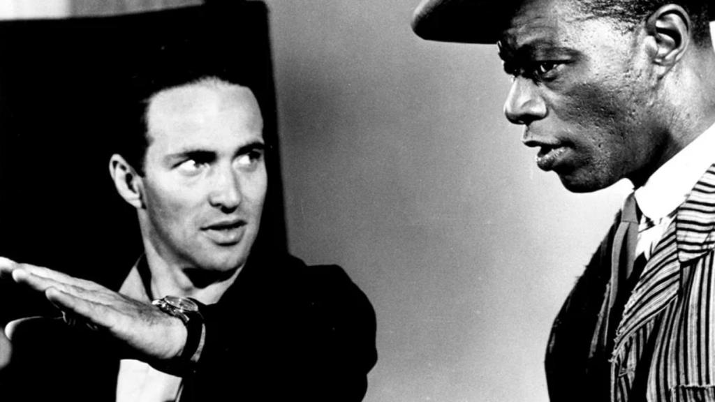 Elliot Silverstein con Nat King Cole en el rodaje de 'La ingenua explosiva'.