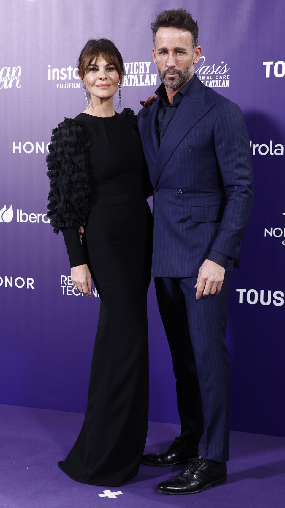 María José Suárez y Álvaro Muñoz Escassi posan juntos en el Real Casino de Madrid.