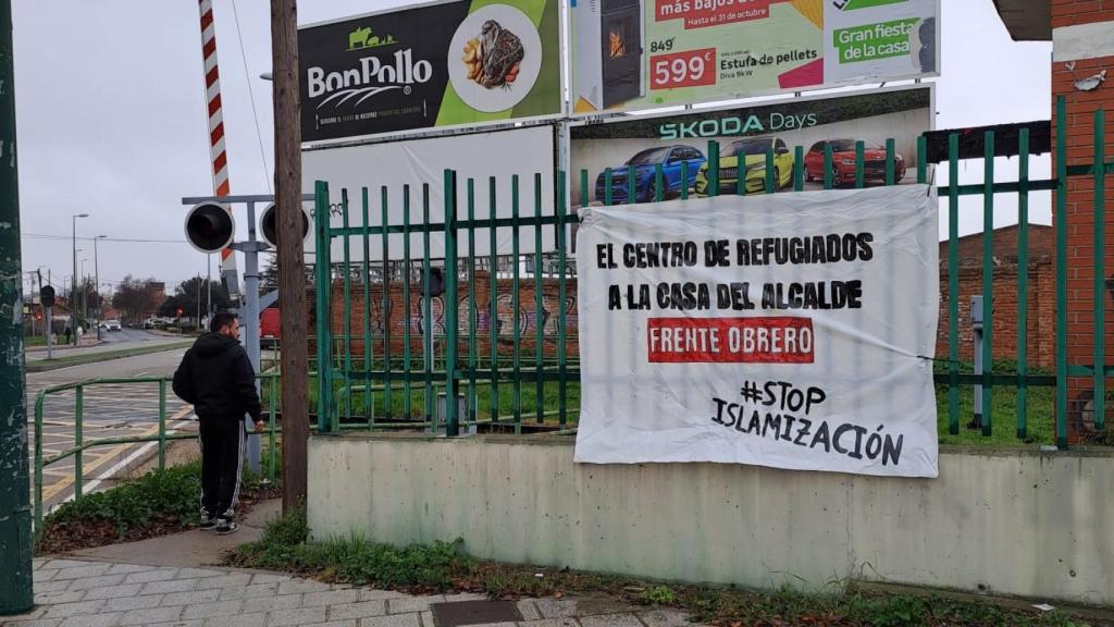 Pancarta del Frente Obrero contra el centro de refugiados de Valladolid