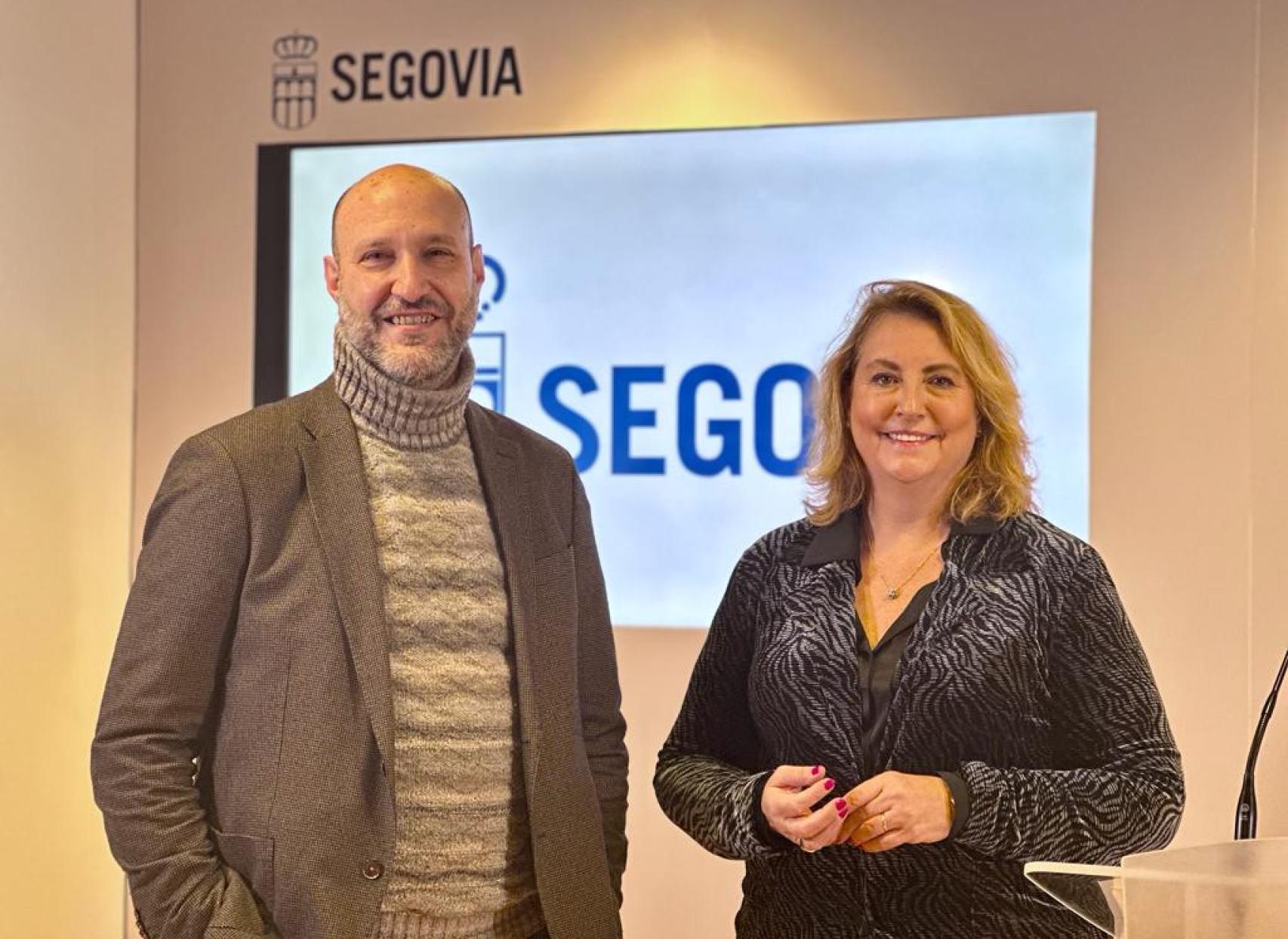 El director de producción de la serie 'Santuario', Carlos Baeza; y la concejala de Turismo, Innovación, Digitalización y Promoción económica del Ayuntamiento de Segovia, May Escobar