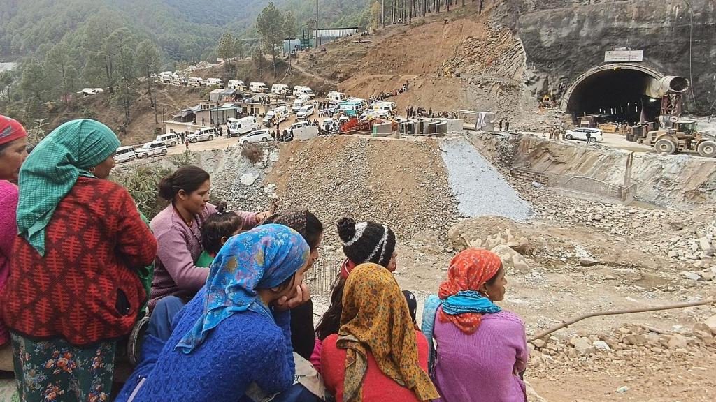 Rescatan con éxito a los 41 trabajadores atrapados por 17 días en un túnel en la India.