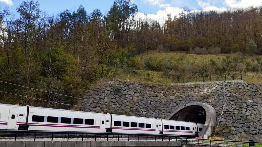 Primer tren comercial que hace la ruta