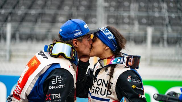 Sara y Javi besándose tras la pedida de mano