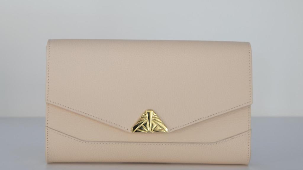 'Clutch' lucido por Alejandra Martos.