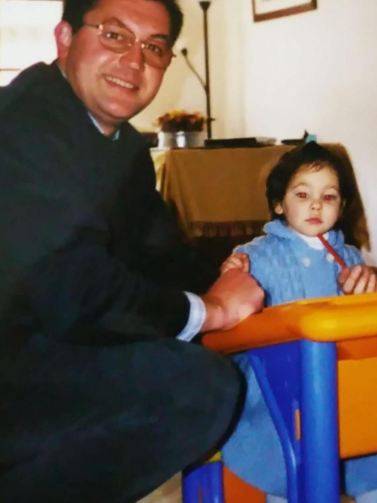 Antonio Buza junto a su hija Ana de pequeña