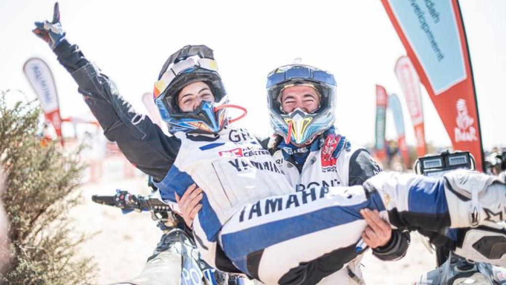 Sara y Javi celebrando haber terminado el Dakar
