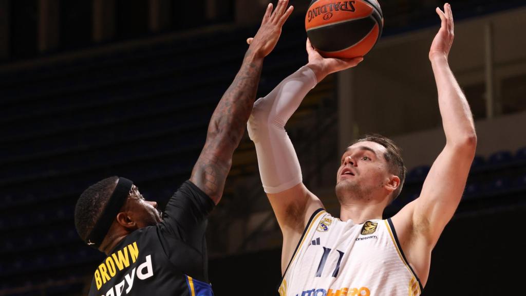 Mario Hezonja lanza a canasta frente al Maccabi.