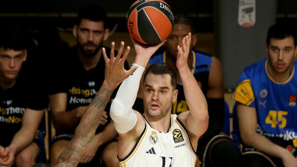 Hezonja anota un triple frente al Maccabi.