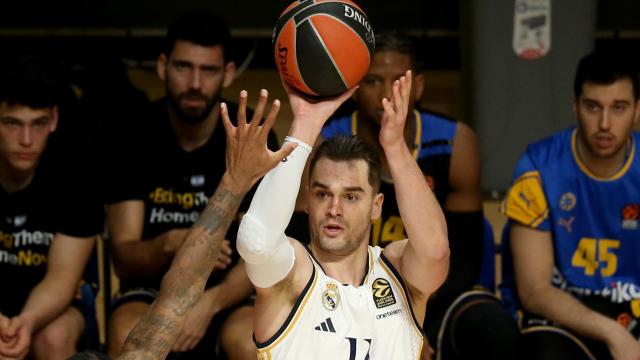 Hezonja anota un triple frente al Maccabi.