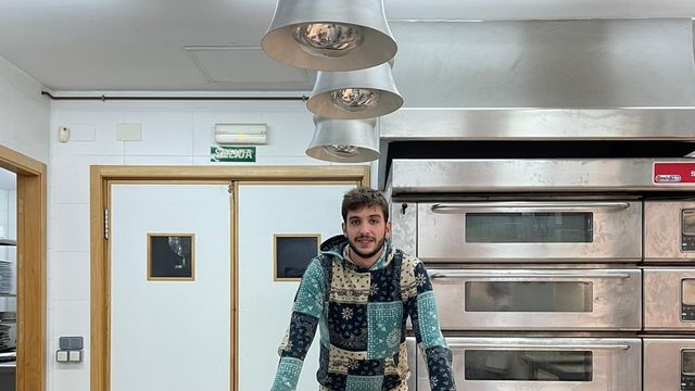 Blai Savall, en las cocinas del instituto de Santa Pola donde se prepara para ser cocinero.