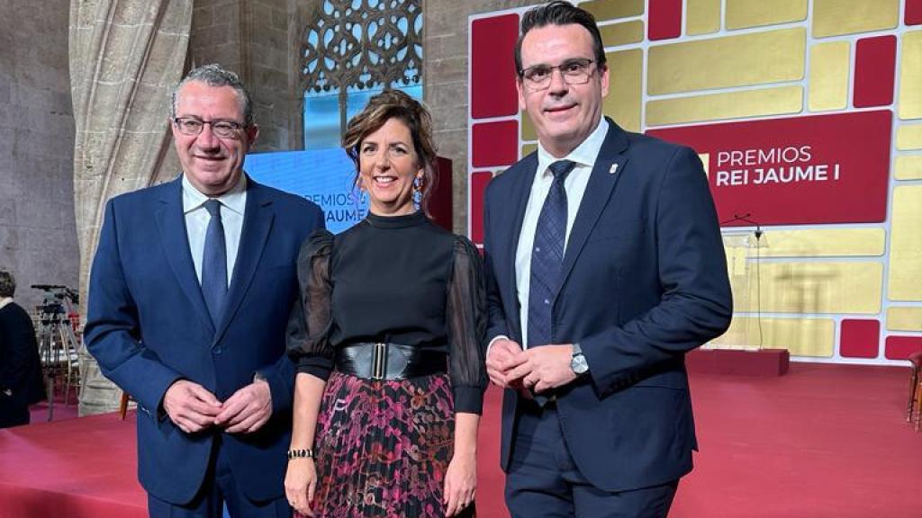 La ganadora con el diploma.