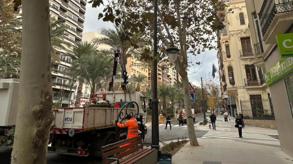 Siguen en marcha las obras de renovación del alumbrado en la avenida.