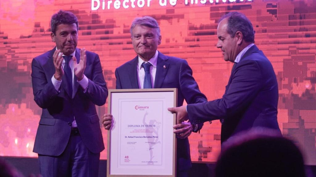 Carlos Mazón y Carlos Baño hacen entrega del Diploma de Honor a Rafael Francisco Bernabeu.