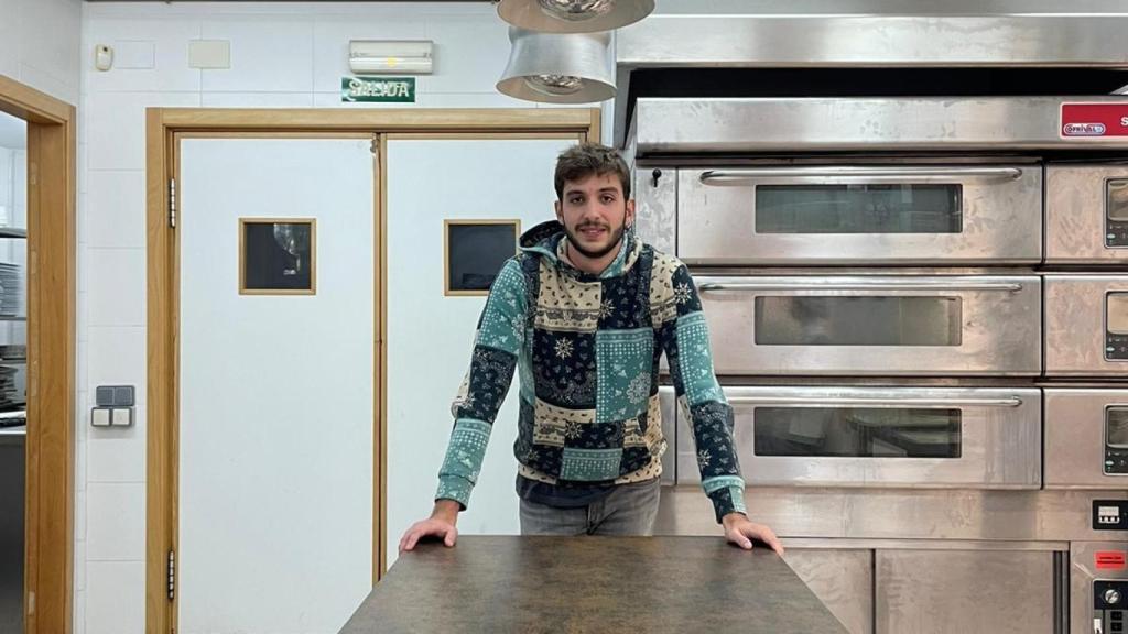 Blai Savall, en las cocinas del instituto de Santa Pola donde se prepara para ser cocinero.