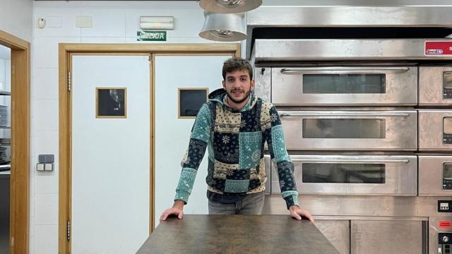 Blai Savall, en las cocinas del instituto de Santa Pola donde se prepara para ser cocinero.