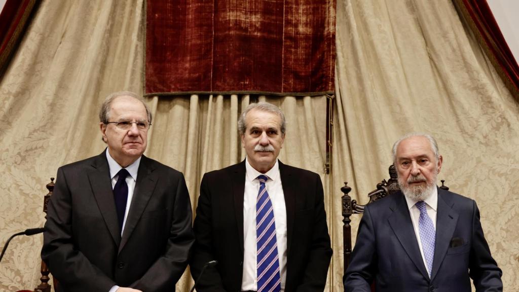 El expresidente de la junta de CyL, Juan Vicente Herrera, junto al presidente del Consejo Consultivo, Agustín Sánchez de Vega y el catedrático Manuel Aragón
