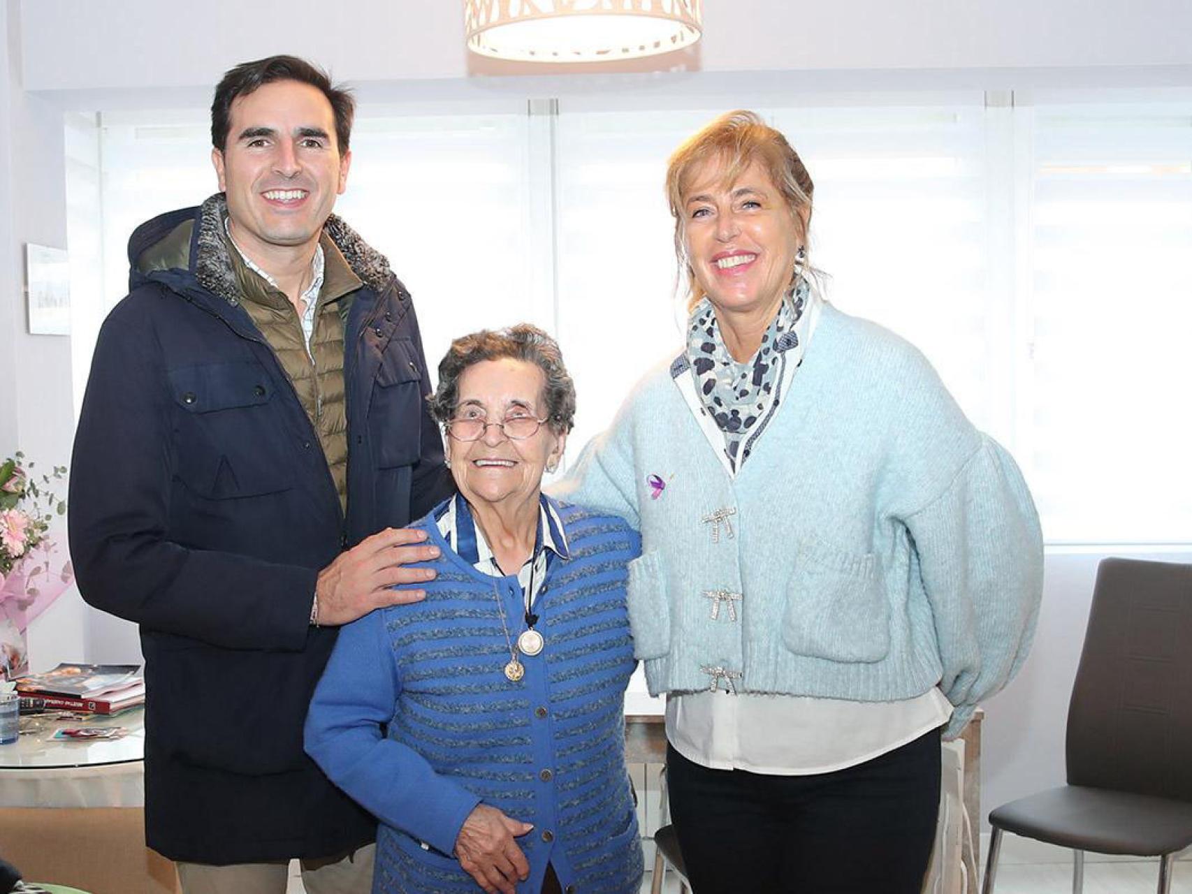 Emiliana con el alcalde y la concejala en Medina