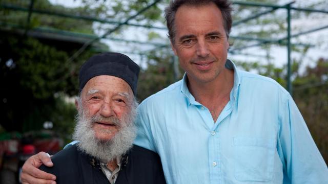 Dan Buettner junto a un centenario de la isla griega de Ikaria. Bluezones.com