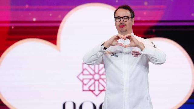 Paco Morales, del restaurante NOOR, tras recibir su tercera estrella Michelín durante la gala de las estrellas Michelin 2024.