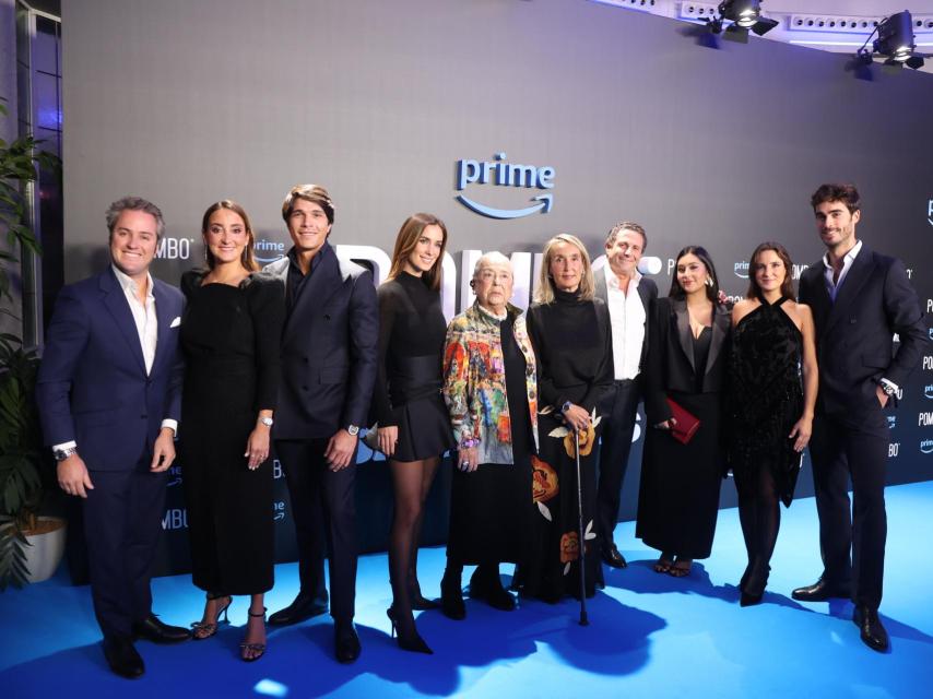 María Pombo junto a su familia en la 'premiere' de su docuserie.