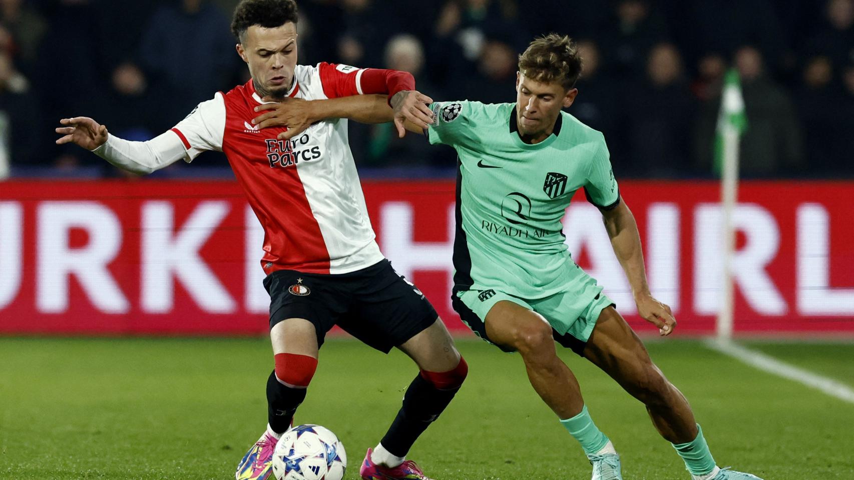 Marcos Llorente pelea un balón con un rival