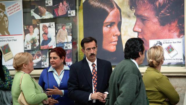 Un momento de la serie 'Cuéntame cómo pasó' en el que Antonio Alcántara (Imanol Arias) asiste al estreno de la película 'Love Story', dirigida por Arthur Hiller