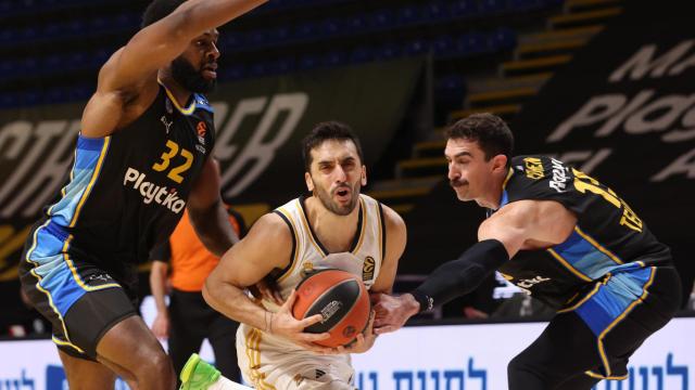 Campazzo realiza una entrada a canasta frente al Maccabi.
