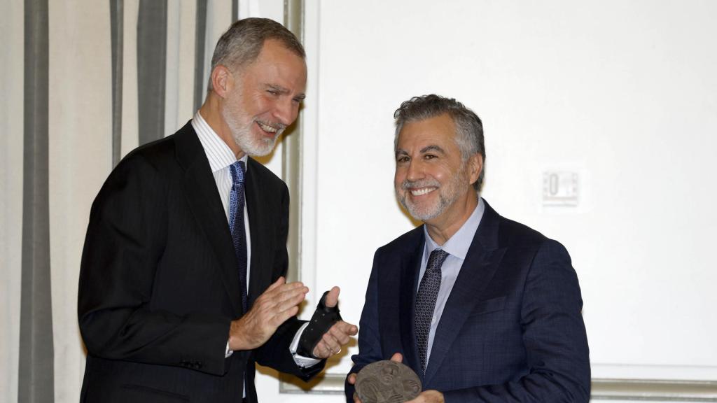 El rey Felipe VI entrega el Premio de Periodismo Francisco Cerecedo a Carlos Alsina.