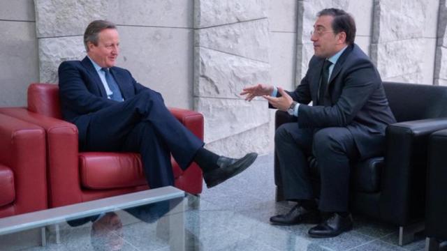 José Manuel Albares y David Cameron, durante su reunión de este martes en Bruselas