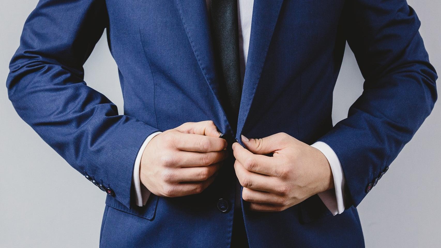 Un abogado se abrocha su traje.